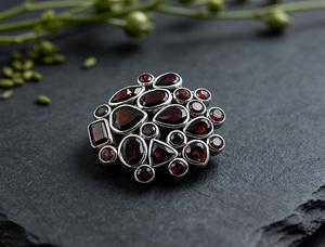 Broche de Plata con Granate de Moda de Art Palace - Product Image 1