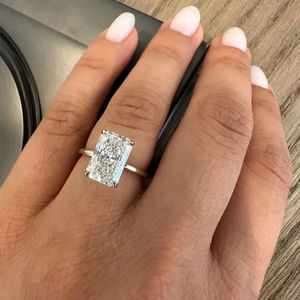Bague de fiançailles minimaliste de luxe avec diamant de laboratoire taille radiant de 4,00 carats, bague solitaire élégante, bijoux fins, pierre certifiée IGI - Product Image 3