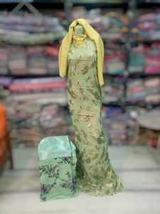 ผ้าชุดเซ็ตสีเบจลายฟรานซาวี ดีแรค พร้อมลายดอกไม้หลากสีแบบแจ็คการ์ด และผ้าคลุมไหล่ลายหรูหราสีม่วง - Product Image 5