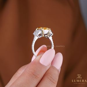 Bague de fiançailles ovale en diamant de laboratoire, trois pierres avec diamants latéraux taille demi-lune, bijoux de mariée en or massif - Product Image 3