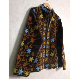 Chaqueta Bordada Suzani de Terciopelo Hecha a Mano en India, Chaqueta Étnica de Diseño Floral Boho para Mujer - Product Image 2