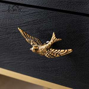Poignée de meuble en alliage de zinc en forme de T, finition dorée brossée, motif oiseau volant, fabriquée à la main, pour tiroir et commode - Product Image 1