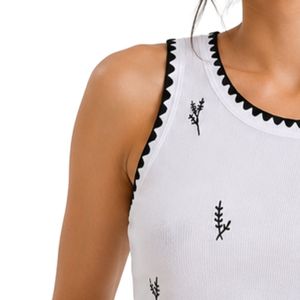 Camiseta sin mangas acanalada blanca y negra para mujer, bordada, informal, de verano, ajustada, de algodón elástico, personalizada, OEM. - Product Image 3
