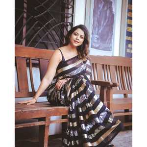 Sari pour femmes de créateur avec un élégant ensemble de broderie à triple séquence - Product Image 1