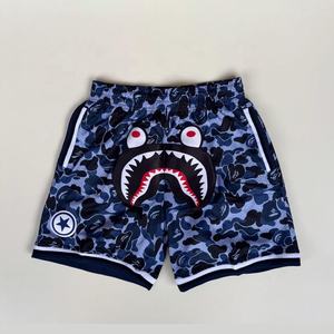 ชุดกีฬาสตรีทแวร์ผ้าโพลีเอสเตอร์ 100% แบบเรียบง่าย กางเกงขาสั้นบาสเก็ตบอลตาข่ายสั่งทำพิเศษสำหรับผู้ชาย - Product Image 1