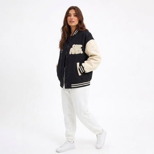 Chaqueta Letterman Negra Personalizada para Mujer con Mangas Color Crema, Chaqueta Bomber Bordada Estilo Urbano - Product Image 2