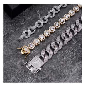 Collar con Colgante de Diamante Moissanite Corte Esmeralda, Joyería de Lujo con Estilo Urbano - Product Image 4