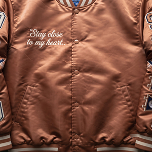 Veste de baseball en satin OEM pour femme, style urbain hiver, broderie, boutonnée, en soie, type bomber, manteau universitaire pour femme - Product Image 3