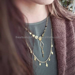 Collier en Y ou Lariat en laiton martelé fait à la main avec un design délicat en forme d'oeil de tigre et des fonctionnalités au toucher réel par Artisan Craft - Product Image 1