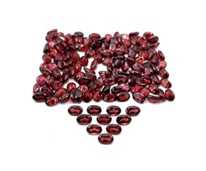 Pierre précieuse naturelle grenat du Mozambique, taille ovale rouge facettée, plusieurs tailles disponibles pour la fabrication de bijoux - Product Image 1
