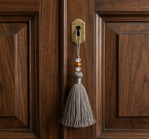 Adorno Tradicional de Borlas Metálicas para Puerta, para Uso en Interiores, con Cadena de Cuentas y Detalle de Flecos - Product Image 1