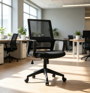 Chaise de bureau ergonomique moderne en maille noire avec accoudoirs réglables, base pivotante en acier, dossier solide, réglage manuel, design contemporain - Product Image 1