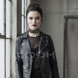 Gargantilla Punk Negra de Piel Sintética con Triple Hilera de Púas Doradas - Product Image 4