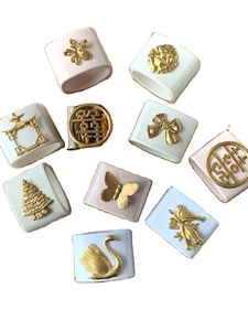 Blanc avec or Design Rond de serviette Accessoire de décoration de table élégant pour la maison Salle à manger Mariage et fête Look élégant et luxueux - Product Image 3