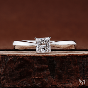 Bague de fiançailles moderne en or blanc 10 carats avec diamant solitaire de 0,5 carat de taille princesse cultivé en laboratoire et sertissage à tige pincée - Product Image 1