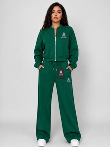 Chándal de mujer de alta calidad con tela transpirable, costuras duraderas y diseño cómodo para un estilo de vida activo. - Product Image 1
