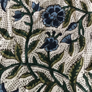 Tela de Algodón Estampada a Mano – Diseño Floral de Enredaderas en Azul Índigo sobre Base Natural |   Textiles Artesanales Indios - Product Image 3