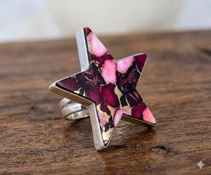 Anillo de compromiso y boda minimalista hecho a mano con resina floral rosa, dalia, estrella plateada y piedra natural. - Product Image 4