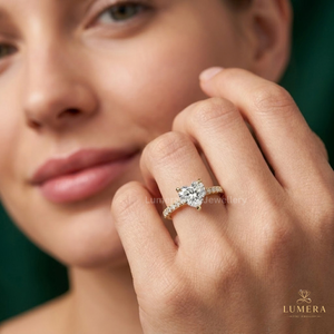 Bague de fiançailles romantique en or massif avec diamant de laboratoire taillé en forme de cœur, monture classique à griffes, bande latérale micro-pavée, bijou élégant - Product Image 4