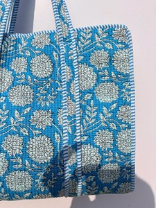 กระเป๋าผ้าฝ้ายสีฟ้าพรีเมียมพร้อมลายพิมพ์ดอกไม้สไตล์โบฮีเมียนฤดูร้อนแบบสบายๆ กระเป๋าถือซิปสำหรับเดินทางช้อปปิ้งสำหรับผู้หญิง - Product Image 5