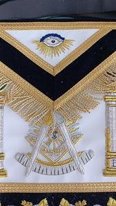 Tablier de Maître Ancien de la Loge Bleue - Régalia Maçonnique Conforme à la Réglementation Californienne, Brodé à la Main en Noir et Or - Product Image 3