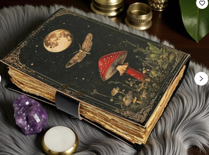 Diario de cuero con estampado UV de hongos negros y mariposas al por mayor - Diario Wiccan/Yoga hecho a mano con borde deshilachado y cierre metálico para regalo - Product Image 4