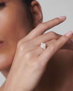 Bague à trois pierres en diamant taille radiant de haute qualité, cultivé en laboratoire, 2,00 carats, avec or jaune 18 carats, cadeau de fiançailles ou de promesse pour la mariée - Product Image 6