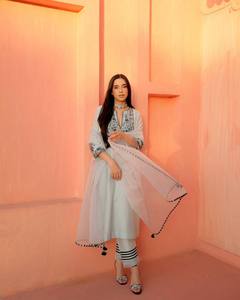 ชุดสัลวาร์ คามีซ ดีไซน์เนอร์ปี 2026 ปักดิ้นลายตัดกันอย่างสวยงาม คุर्ติทรงตรงผ้าออร์แกนซ่า ผ้าคลุมไหล่แบบดูปัตตา เหมาะสำหรับงานเทศกาลรอมฎอน อีด และงานปาร์ตี้ - Product Image 1