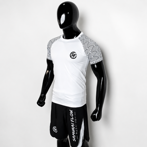 เสื้อรัดรูปซามูไรโฟลว์สำหรับผู้ชาย รุ่นรักษ์โลก น้ำหนัก 220 กรัม แห้งเร็ว แขนยาว สำหรับฝึกซ้อม สีขาวดำ พิมพ์ลายโลโก้ด้านหน้า - Product Image 3
