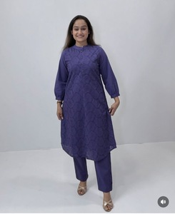 Elegante Conjunto Coordinado para Mujer con Bordado Floral, Camisa de Manga Tres Cuartos con Cuello y Pantalones Anchos (Poliéster/Algodón) para Uso Casual - Product Image 1