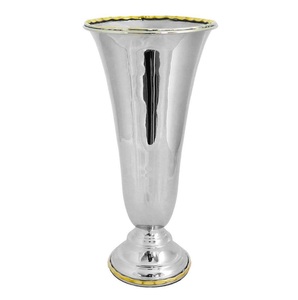 Vase en aluminium moulé, décoration d'intérieur, accessoire artisanal pour une présentation élégante sur table et une décoration intérieure raffinée - Product Image 2