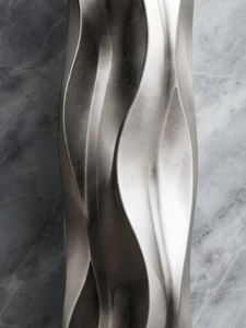 Jarrón de Metal Ondulado Plateado de Primera Calidad, Elegante Florero con Superficie Texturizada Esculpida para Centros de Mesa de Boda - Product Image 5