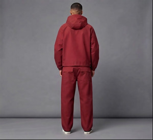 Ensemble de survêtement bordeaux en nylon sur mesure pour homme – Veste coupe-vent zippée et pantalon large avec bandes réfléchissantes – Style streetwear - Product Image 3