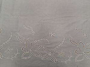 Tissu en coton lavande imprimé, respirant, léger, tissé, brodé à l'œillet, de la meilleure qualité, pour la confection de robes pour filles, expédié dans le monde entier - Product Image 3