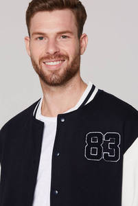 Chaqueta de Béisbol Varsity Unisex de Invierno con Revestimiento, Estilo Universitario, Personalizada con Bordado Frontal y Mangas Largas - Product Image 3