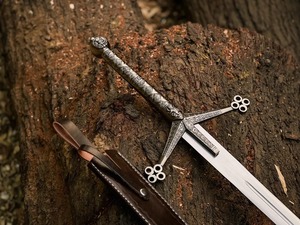 Cuchillo Largo de Acero al Carbono con Guardacabezas Ornamentado y Funda de Cuero, Hoja Recta, Grado DIY, 32 Pulgadas, Punta de Lanza Personalizable ODM - Product Image 1