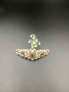 Broche unisexe en argent plaqué or avec motif paon, cristal vert taille émeraude et strass, idéale pour fêtes, fiançailles et mariages - Product Image 2