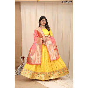 Lehenga choli แบบดั้งเดิม

ได้รับสัมผัสแบบดั้งเดิมกับรูปลักษณ์ของคุณประดับด้วยวัสดุ jacquard lehenga ที่ตกแต่งด้วย All-O - Product Image 1