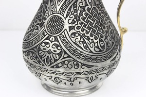 Pichet en argent gravé de style vintage, idéal pour servir de l'eau à la table, lors d'événements et de réceptions, provenant d'Inde. - Product Image 3