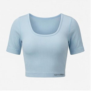 Haut court côtelé à manches courtes et col rond bleu clair uni North Approach pour femme – Vêtement de yoga et de sport - Product Image 1