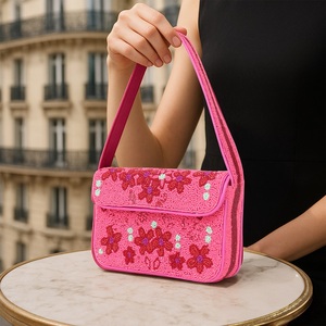Sac à bandoulière perlé rose vif à motif floral pour femme, style bohème, fait main, avec rabat - Product Image 3