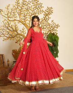 Conjunto Tradicional de Dos Piezas para Mujer en Georgette Rojo Estampado, con Vestido Largo Bordado de Tres Cuartos y Dupatta Tejida para Bodas y Fiestas - Product Image 2