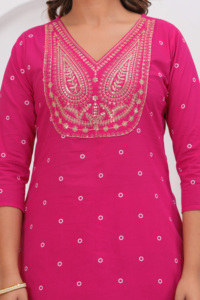 ชุดกูร์ตะปักลายสีชมพูสำหรับผู้หญิงพร้อมกางเกงและผ้าคลุมไหล่ |   ชุดผ้าฝ้ายสไตล์ชาติพันธุ์สำหรับสุภาพสตรี |   ชุดสำหรับงานเทศกาลและชุดลำลอง - Product Image 6