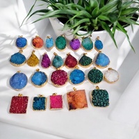 Pendentif en Agate Druzy Cristal Géode Poli, Sculpté et Gravé, Forme Naturelle, Plaqué Or, Bordure Dorée, Haute Qualité, Vente en Gros