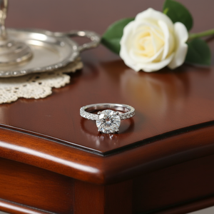 Anillo de Compromiso de Oro de 14K con Diamante Cultivado en Laboratorio de Color F, Corte Brillante Solitario, Baño de Rodio, Banda Clásica para Mujer - Product Image 1