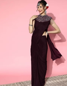 Sari pré-drapé KV Bourgogne en soie et rayonne orné de sequins avec cape et chemisier cousu pour soirée - Product Image 4