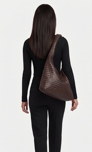 Sac fourre-tout hobo en cuir véritable tressé pour femme, style anglais, avec fermeture éclair et chaînes, sac à bandoulière de luxe personnalisé, vente en gros - Product Image 3