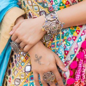 Lehenga Choli en soie multicolore de créateur pour femmes, avec travail de miroirs et dupatta |   Vêtements de fête et de soirée - Product Image 4
