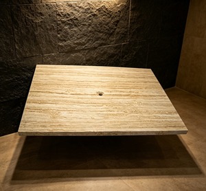 Plato de ducha rectangular de mármol con desagüe central, diseño minimalista para instalación en el suelo de la ducha. - Product Image 1