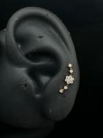 Anting-anting bunga emas 14K melengkung dengan detail bunga berlian untuk wanita